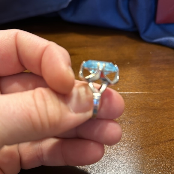 Beautiful women’s blue toned stone in plated white gold - Picture 2 of 3